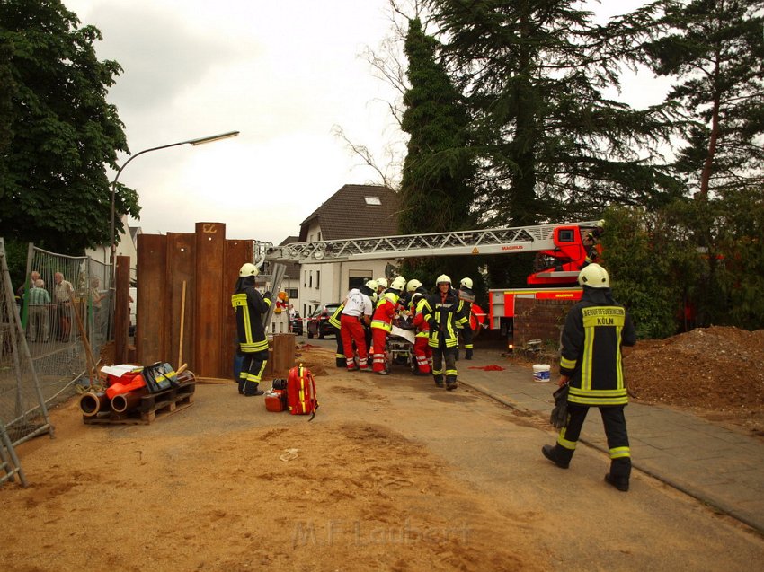 Hilfe Person in Baugrube gestuerzt Koeln Brueck Koenigsforststr P096.JPG